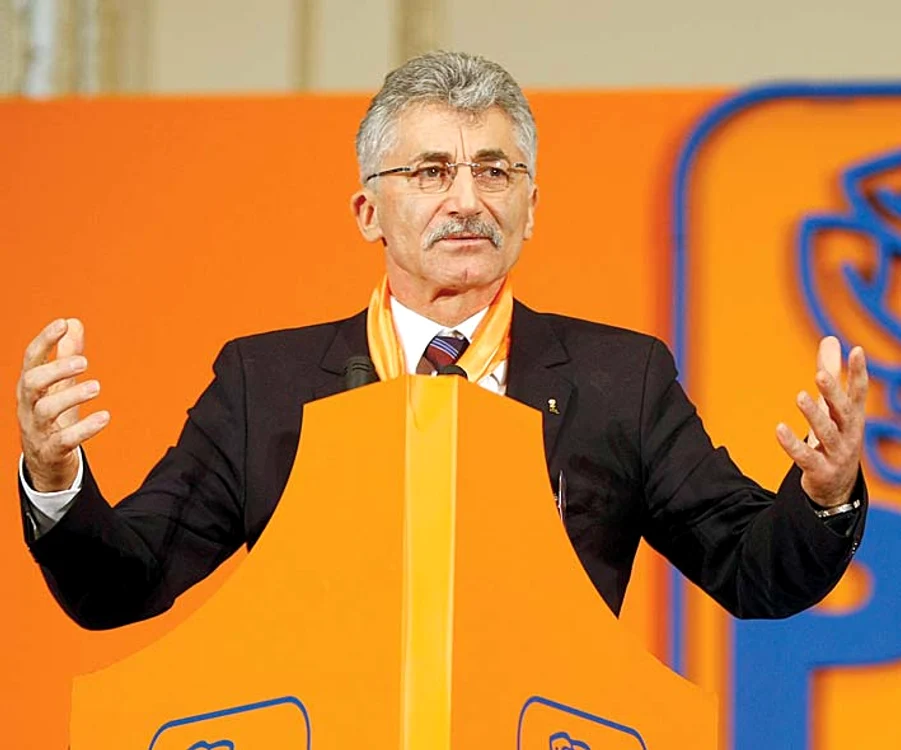 Crinuţa Dumitrean a fost  adusă la ANRP de Ioan  Oltean. Şi-a dat demisia în  2009 de teama cătuşelor