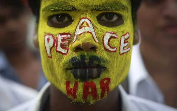 Un student din Mumbai participă la o ceremonie de comemorare a 68 de ani de la lansarea bombelor atomice asupra oraşelor japoneze Hiroshima şi Nagasaki, pe 6 august 2013 FOTO Reuters