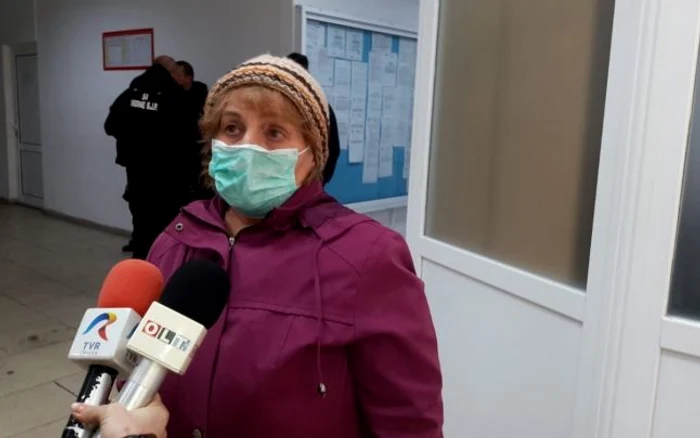 Femeie cu mască de protecţie intervievată în Slatina FOTO Alina Mitran