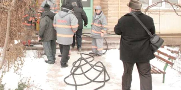 Angajaţii E.ON şi cei de la ISU au intervenit la explozie