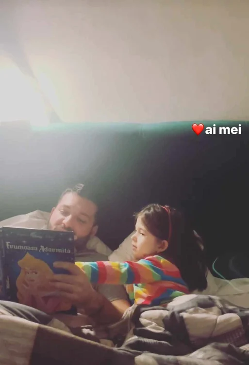 Iubitul Deei Maxer îi citește povești micuței. Sursă: Facebook