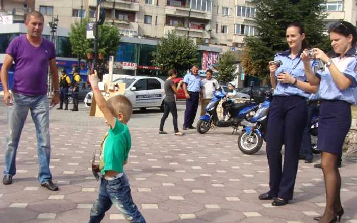 Un „pistolar” la doar trei ani, în centrul Râmnicului, înconjurat de politişti