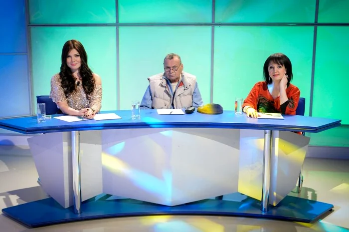 juriul de la 8 intr-o barca