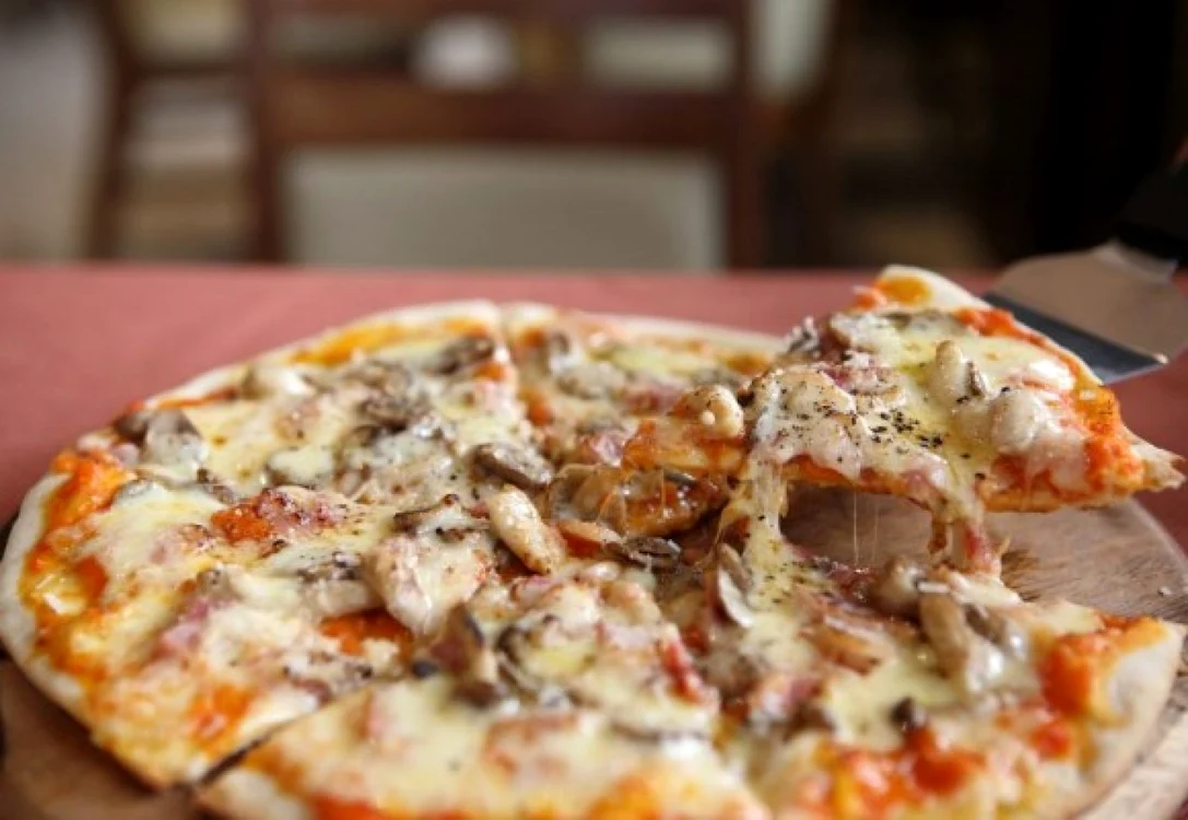 O reţetă de pizza, adaptată gusturilor româneşti