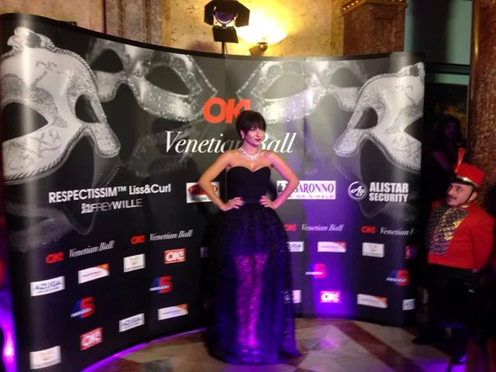 Giulia a îmbrăcat o rochie transparentă pentru OK! Venetian Ball