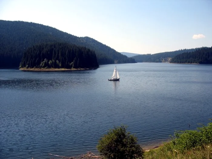 
    Lacul Tarnița era plin de ambarcațiuni scumpe, care acostau pe diferite pontoane transformate în teraseFoto:foaiatransilvana.ro  