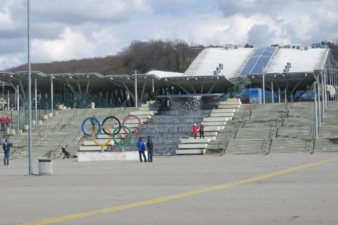 Construita special pentru JO, gara din Parcul Olimpic are un trafic intens: trenurile vin din sfert in sfert de ora
