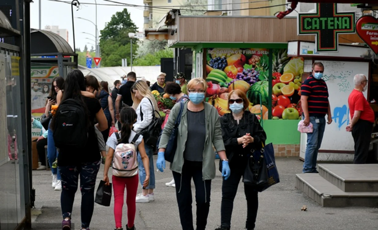 Purtarea măștii de protecție în spațiile deschise aglomerate devine obligatorie în Neamț începând de miercuriSursă foto: Arhivă Click!