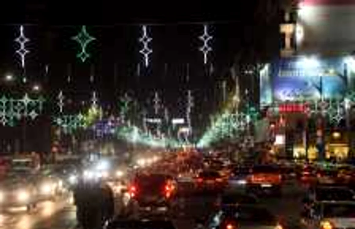 Luminite aprinse de sărbători în centrul Bucureştiului 2014 foto Sever Ghorghe/Click