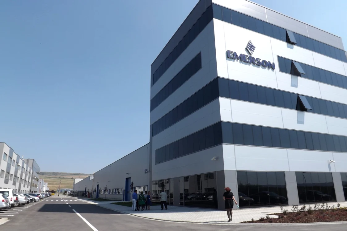 Clădirea de birouri şi hala de producţie din spate au costat 55 de milioane de euro. FOTO: Remus Florescu