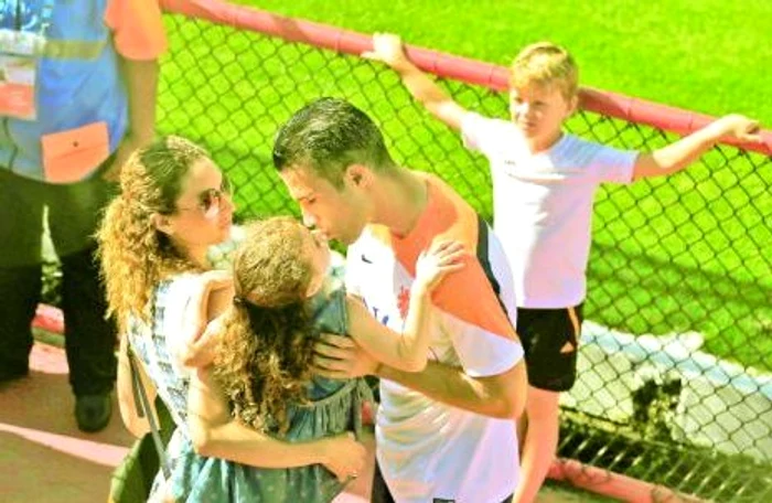 
    Robin van Persie a fost înconjurat de copii la antrenament  