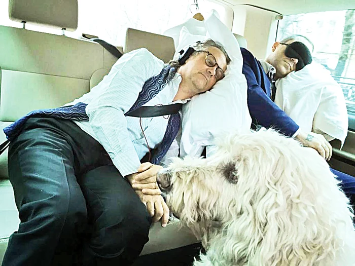 „Nu plec nicăieri fără ei doi”, spune  Robbie despre  producătorul său Guy Chambers şi despre câinele Spencer