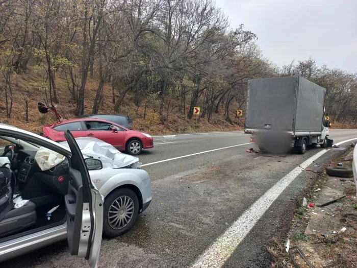 Accident rutier cu blocarea traficului pe Dealul Negru - DN7 - în zona Milcoiu - Vâlcea Foto Adevărul