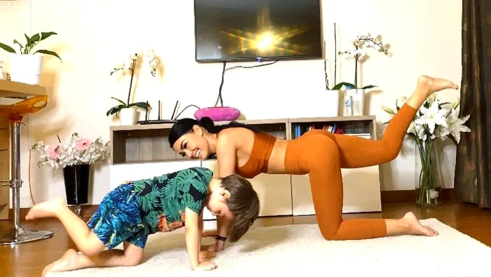 
    Andreea Mantea face sport cu fiul ei  