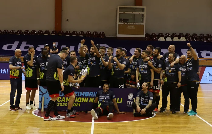 
    Handbaliștii de la Dinamo au primit trofeul și medaliile de  campioni în sala Rapid din BucureștiFoto: Marian Burlacu  