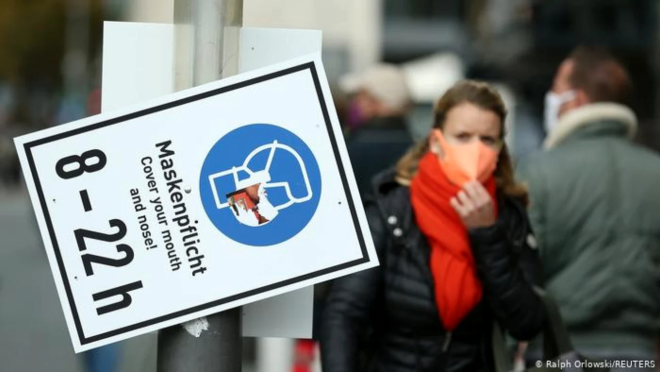 Sâmbătă ]n Germania au fost raportate alte 15.145 de noi infecţii, cu 4.196 mai multe decât sâmbăta trecută, a precizat RKI, şi alte 86 de decese pe fondul COVID, bilanţul naţional cumulat al deceselor asociate infecţiei ajungând la 95.077