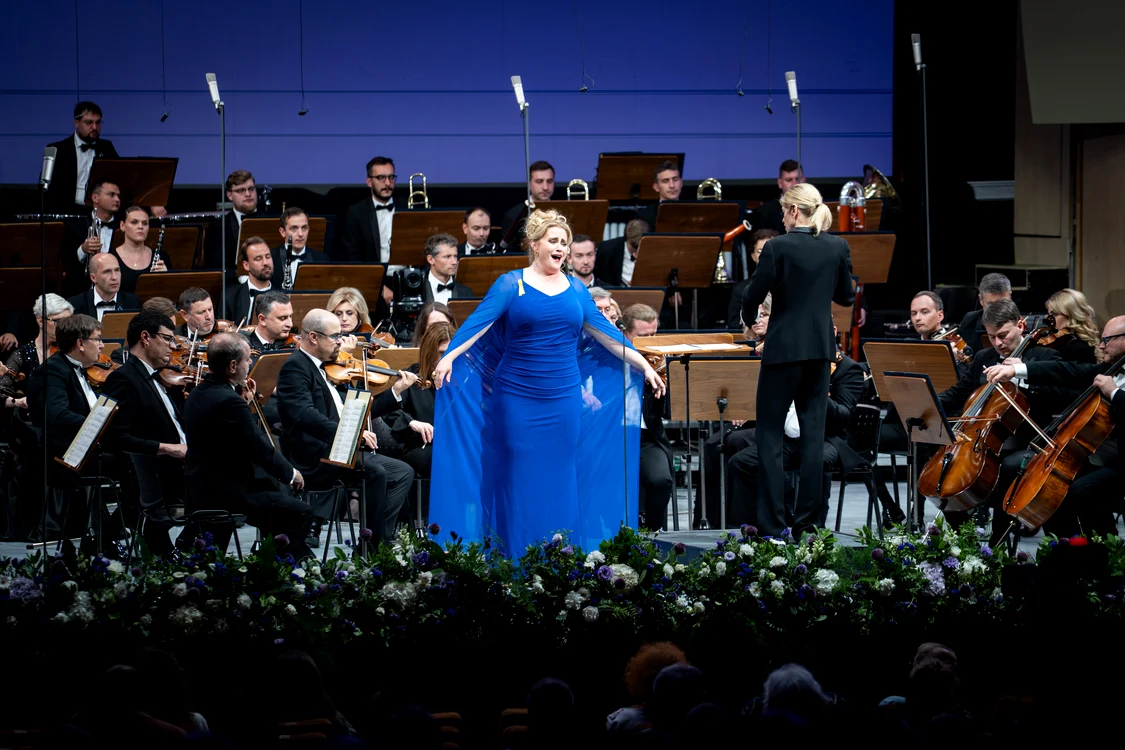 Soprana Rachel Willis-Sørensen, alături de Orchestra Ucraineană a Libertăţii. Foto: Alex Damian