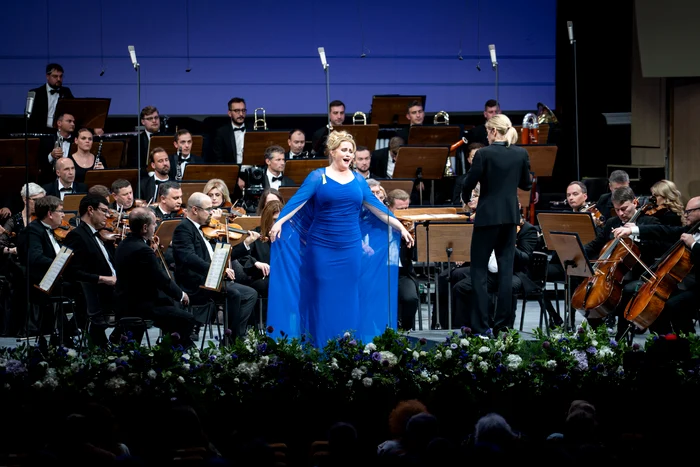 Soprana Rachel Willis-Sørensen, alături de Orchestra Ucraineană a Libertăţii. Foto: Alex Damian