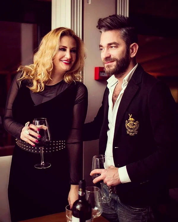 Julia Jianu și John se iubesc de un an