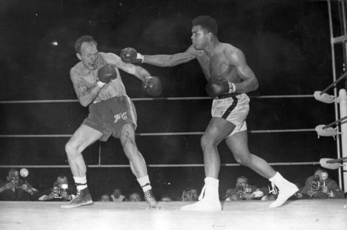 Cassius Clay (dreapta)