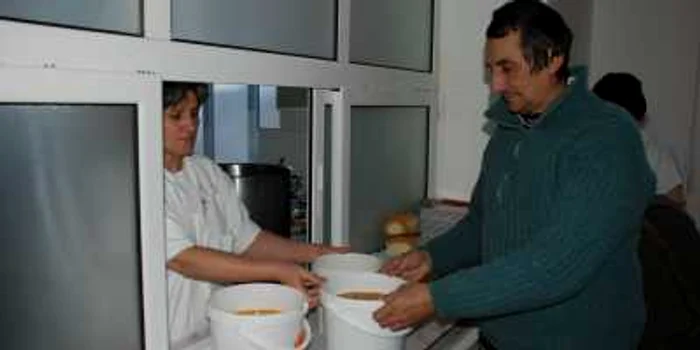 Persoanele asistate au primit mâncare pentru cinci zile. Foto: Adevărul