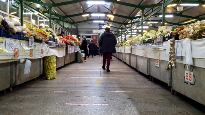 Producătorii care îşi comercializează marfa în pieţe s-ar putea muta pe aleile de lângă piaţă, în aer liber FOTO: Alina Mitran