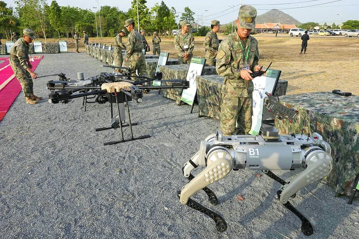 Un soldat chinez testează un câine robot la exercițiul militar „Golden Dragon” FOTO: AP