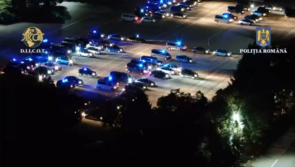 Zeci de tinere, obligate să se prostitueze de proxeneți ajutați de un polițist. Banii erau „investiți” în imobile, firme și mașini de lux