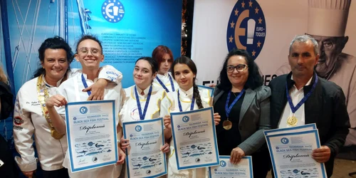 elevii premianti de la liceul slatinean jpeg