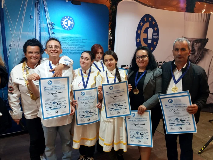 Cei patru elevi slătineni premiati, alături de profesorii lor FOTO arhiva personală Nicolae Petrescu
