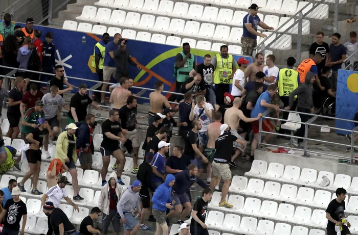 Fanii englezi sunt atacați de cei ai rușilor la finalul meciului Anglia - Rusia 1-1 de la Euro 2016