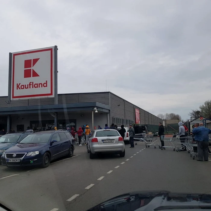 
    Oamenii au așteptat ore întregi pentru a-și face cumpărăturilefoto: Click.ro  