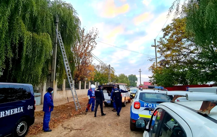 Poliţia a descins la persoane care s-au racordat clandestin la reţeaua de energie lectrică FOTO IPJ Ialomiţa