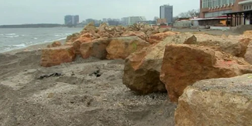 Plaja printre pietre la Mamaia