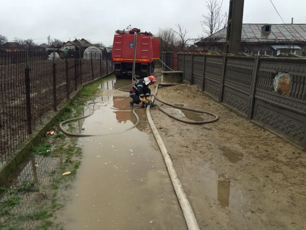 Pompierii au fost solicitaţi la două adrese din Slatina, dar şi în Balş FOTO: arhiva/ISU Olt