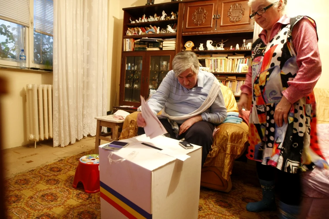 Mulţi bătrâni au votat cu ajutorul urnei mobile. FOTO: Eduard Enea