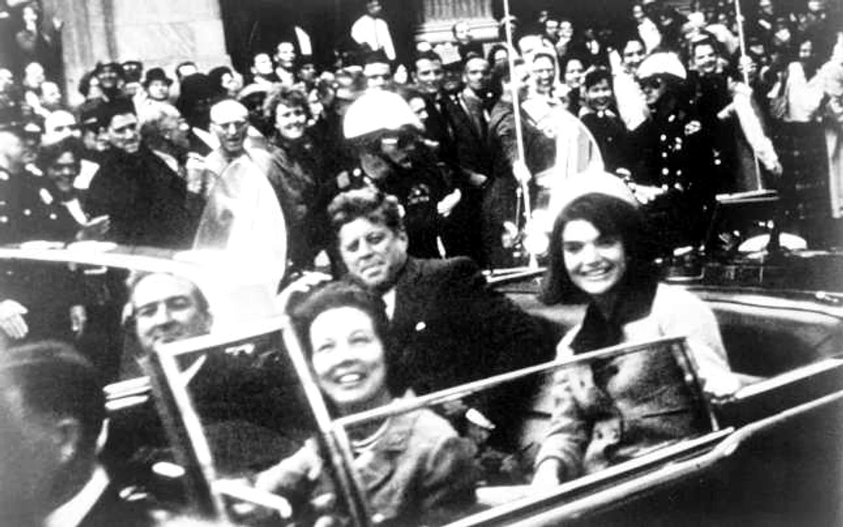 Dallas, 22 noiembrie 1963. John Fitzgerald Kennedy, pe bancheta din spate, alături de soţia sa,Jacqueline. Imagine surprinsă cu câteva momente înaintea asasinatului FOTO Reuters
