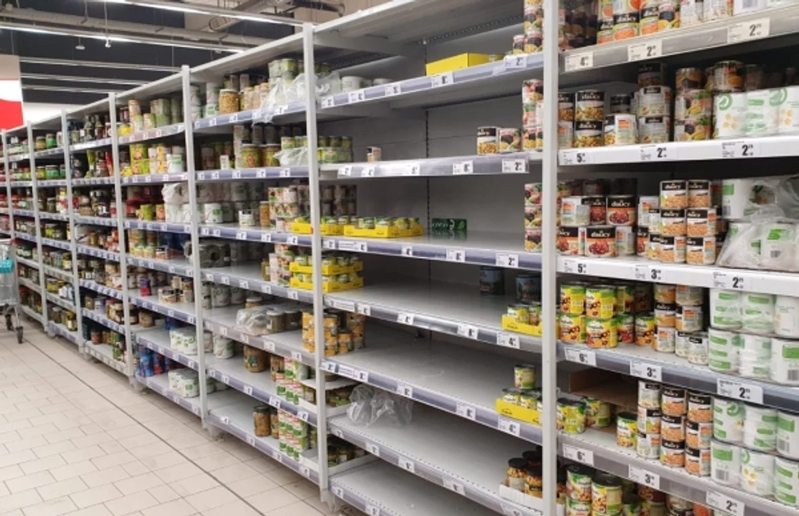Rafturi goale intr-un supermarket din Bucuresti - oamenii au cumparat conserve