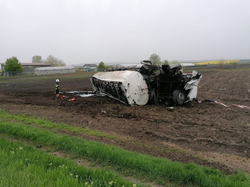 Pericol de explozie pe E 85, în Neamţ. O cisternă cu motorină, condusă de un ucrainean, s-a răsturnat