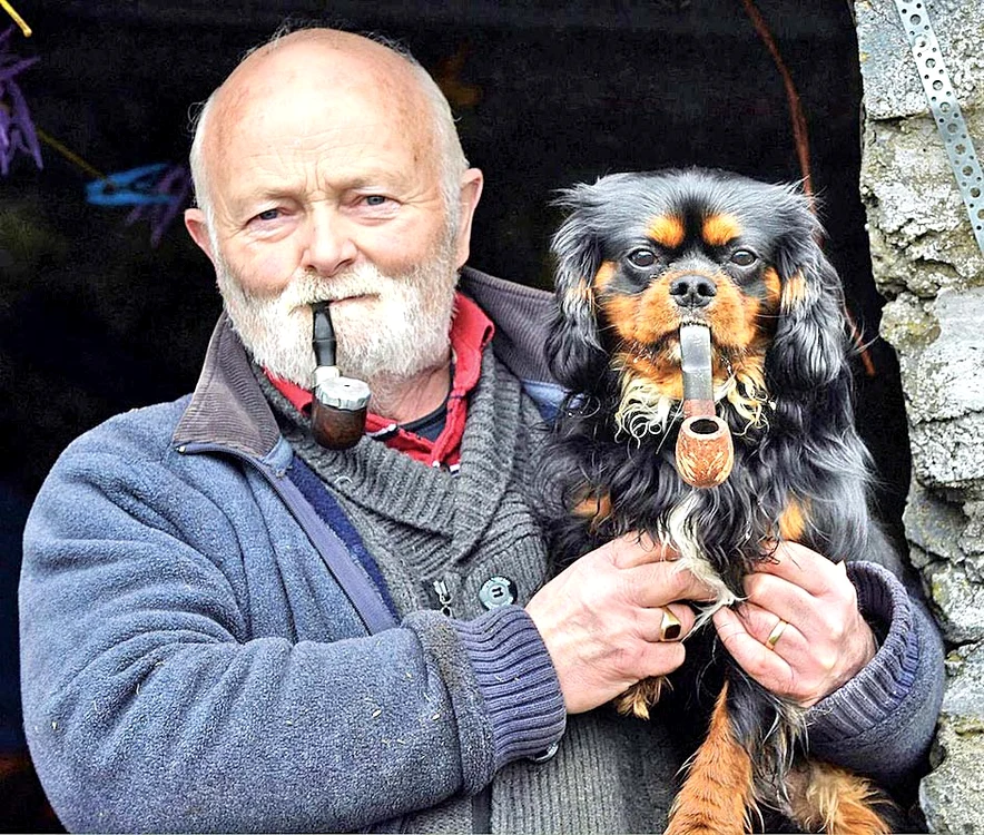 Jasper se relaxează cu luleaua împreună cu stăpânul său