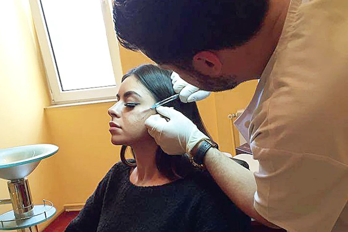 
    Natalia s-a lăsat ieri pe mâna medicului Youssef Chawi, iar  întreaga “operaţiune” a durat 15 minute  