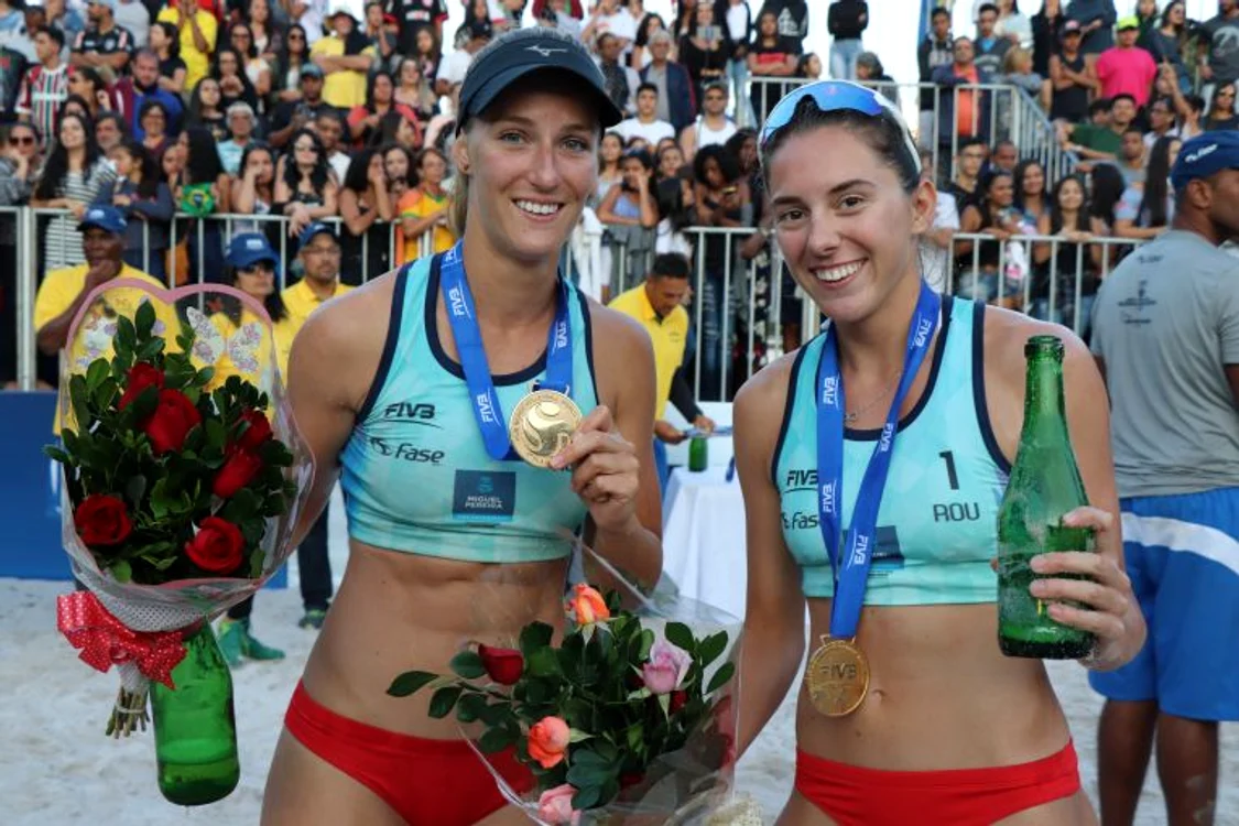 
    Adriana Matei si Beata Vaida, campioane in BraziliaFOTO: FIVB  