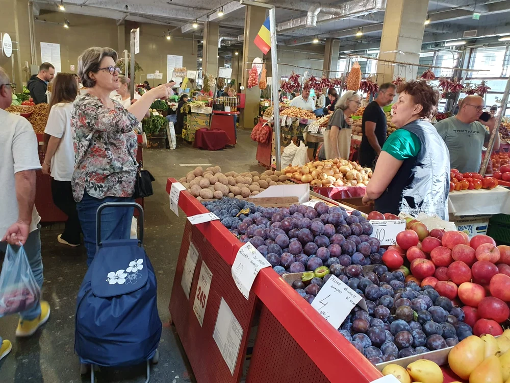 Doamna Dida explică vânzătoarei  Cristina rețeta minune  de pastă de vinete