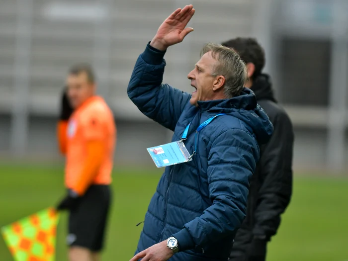 Emil Săndoi consideră că echipa lui a pierdut 6-7 puncte din erori de arbitrajFoto: sportpictures.eu