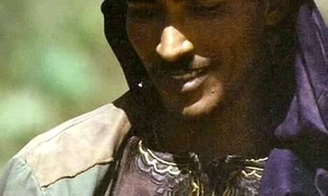 Pe spinarea pămîntului, cu chitara şi Kalaşnikov ul jpeg