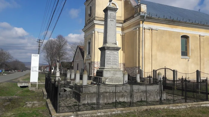 Cripta unde se odihneşte Maria Anna Ferdinanda se afla în subsolul bisericii romano-catolice din Neudorf