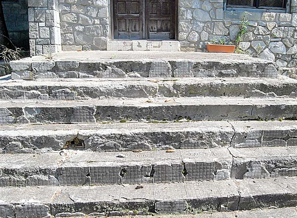 Vecinii spun că în vilă nu a mai intrat nimeni de la moartea artistului