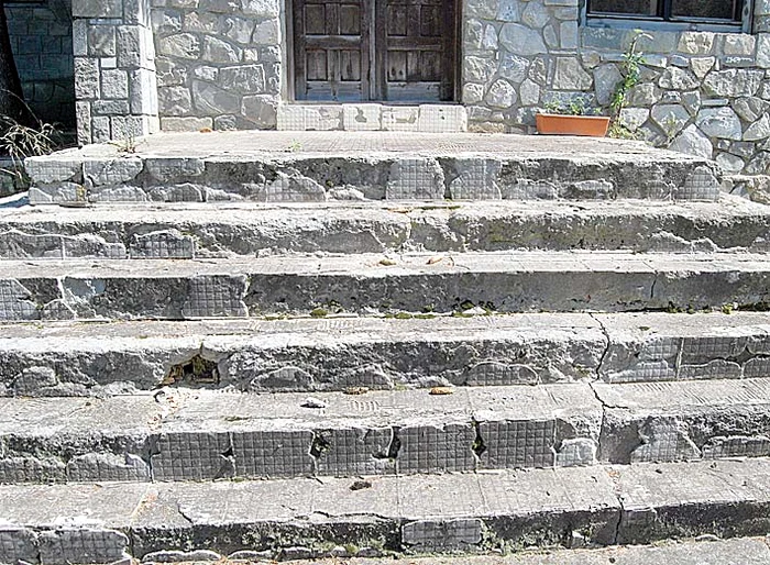 Vecinii spun că în vilă nu a mai intrat nimeni de la moartea artistului