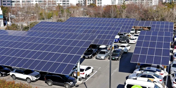 parcare panouri solare foto shutterstock