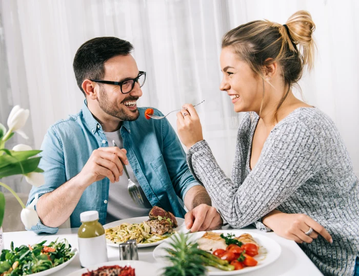 
    O supă caldă este ideală la prânz. Umple stomacul în schimbul unui număr mic de calorii  